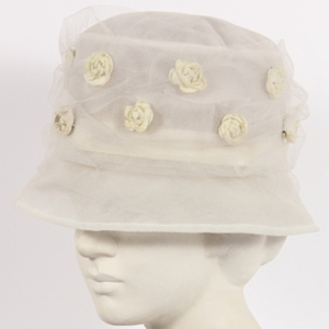 Cappellino Vintage in tulle bianco